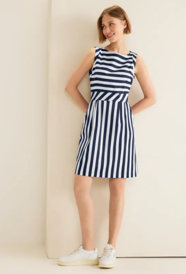 Sheath dress dengan motif garis-garis